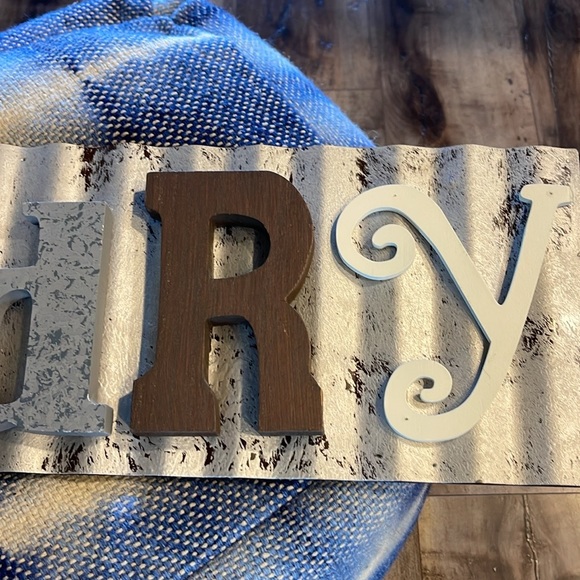 🏷️Excellent Condition Rustic Laundry Sign with Multicolor Letters - Picture 5 of 5